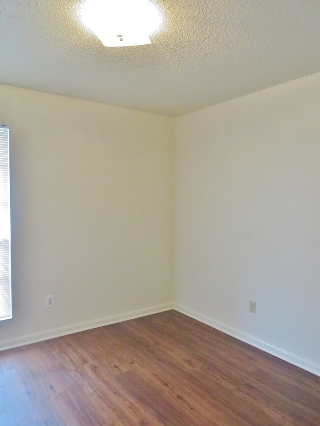 Building Photo - 705