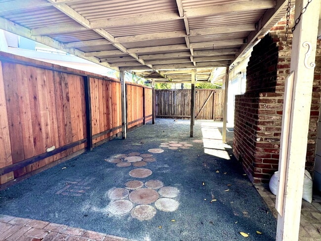 Building Photo - Lovely 3+ Bedroom Single Story Home in San Rafael!
