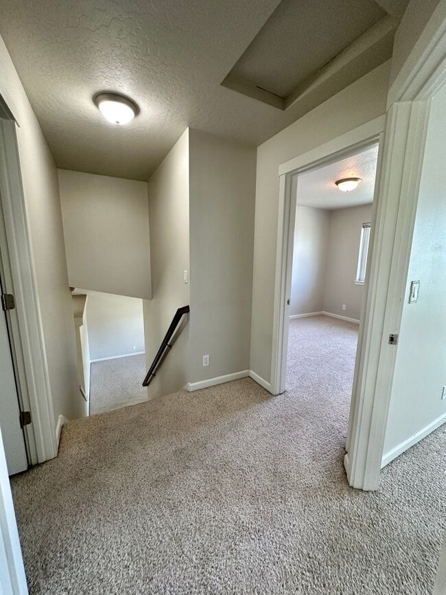 Building Photo - LARGE SINGLE FAMILY HOME ON CORNWALL (RPM#220)