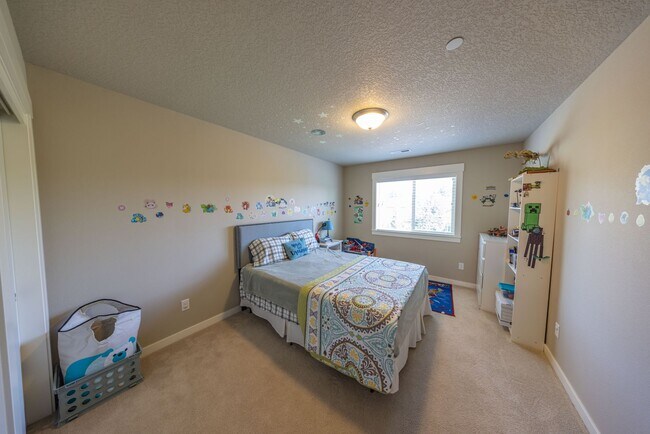Building Photo - Four Bedroom Home + Bonus & Den in Gated C...