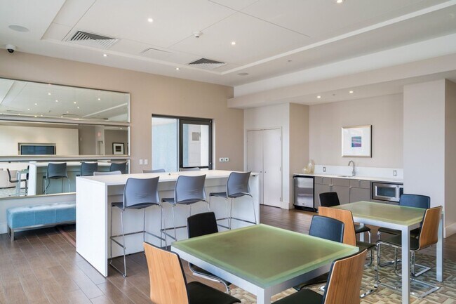 Building Photo - Beautiful upgraded condo Downtown w/ Washe...