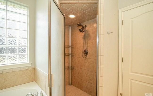 Building Photo - Beautiful, Spacious 4 bedroom Home for Rent!