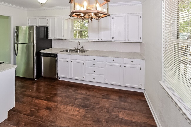 Building Photo - 1401 Jennifer Dr