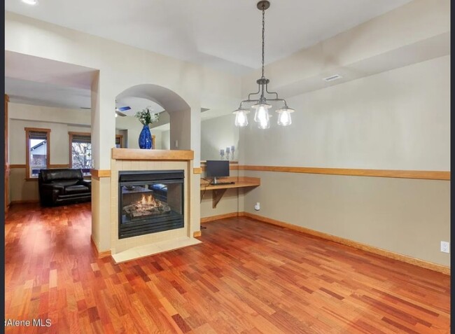 Building Photo - Executive Townhome - Walking distance to C...
