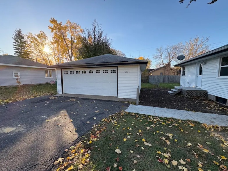 Building Photo - 1011 64th Ave N