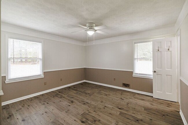 Building Photo - 1110 Maple Cir