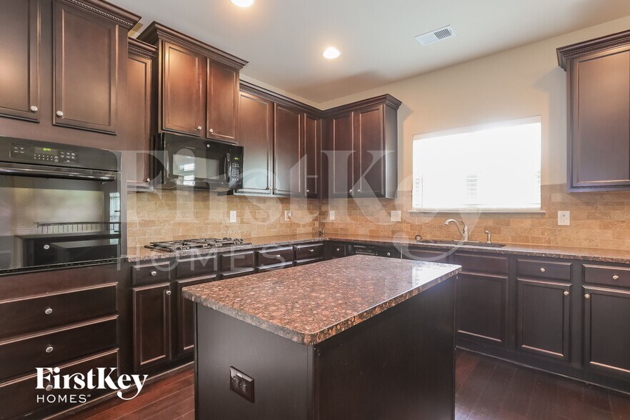 Building Photo - 1328 Wild Rose Dr SE