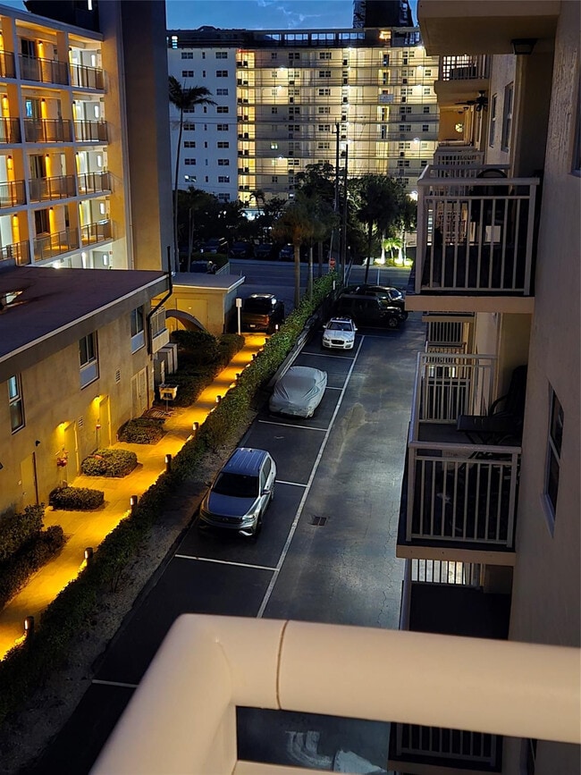 Building Photo - 1161 Hillsboro Mile