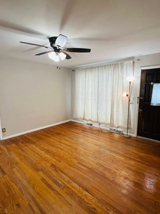 Building Photo - Charming 3 Bedroom Home