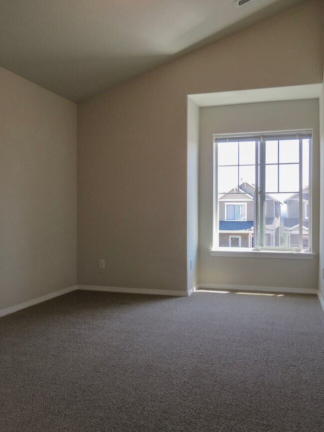 Building Photo - !!!! West Linn Townhome Available 3 Bedroo...