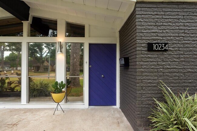 Building Photo - 10234 Hazelhurst Dr