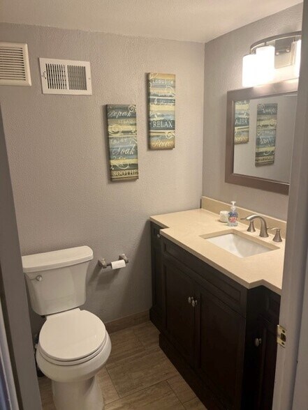 Building Photo - 6495 E Happy Canyon Rd