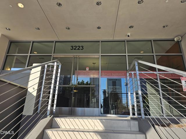 Building Photo - 3223 W 6th St