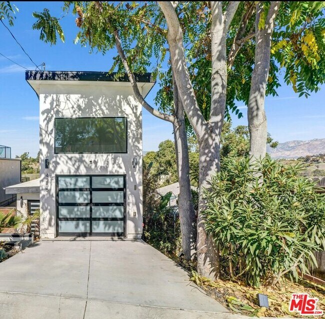 Primary Photo - 4255 Raynol St