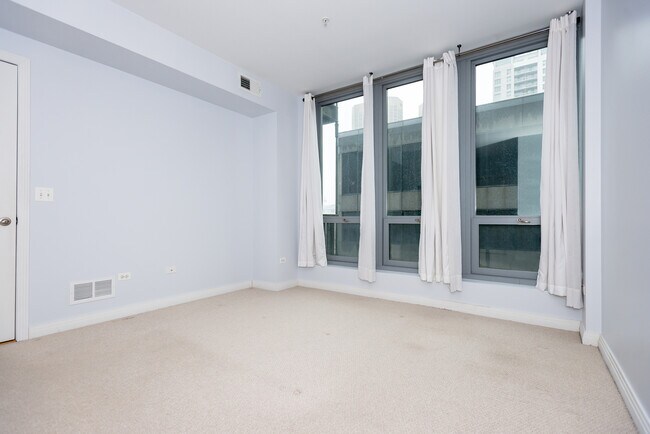 Building Photo - 565 W Quincy St