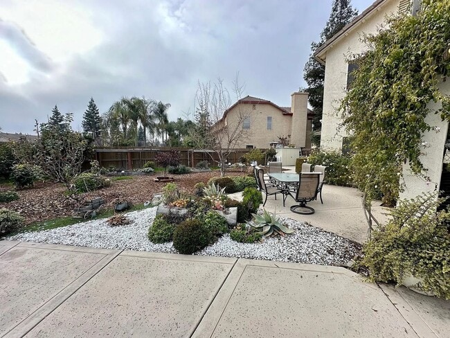 Building Photo - 5701 W Country Ave