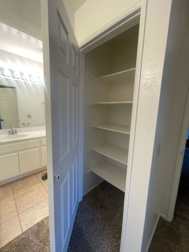 Building Photo - Updated 2 Bedroom/ 2 Bath Condo In The Hea...