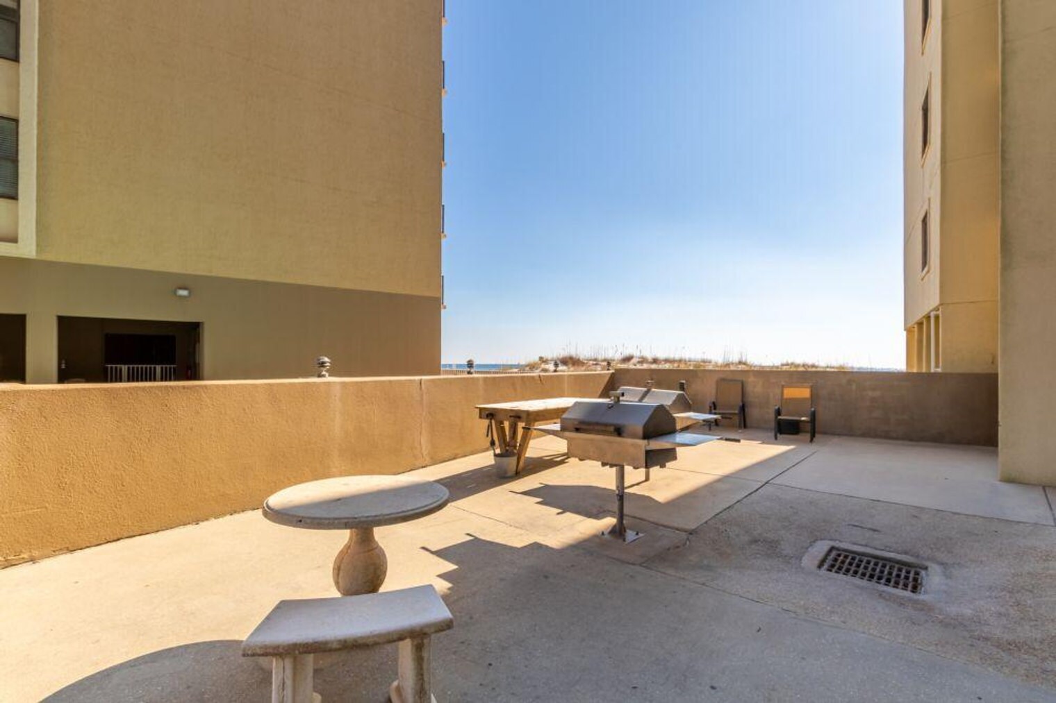 Building Photo - 505 E Beach Blvd