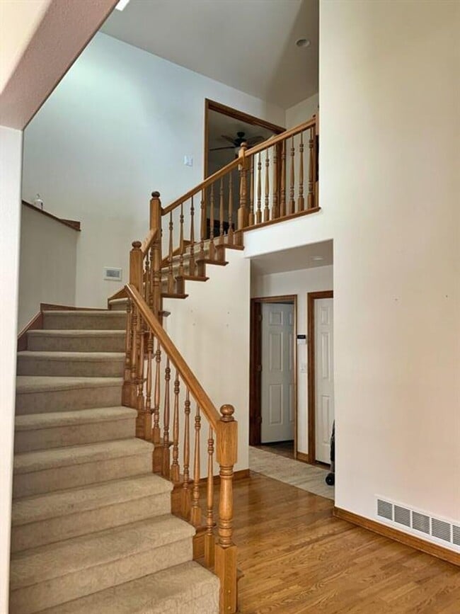 Building Photo - Welcoming 5 bed 3.5 bath South Hills Home