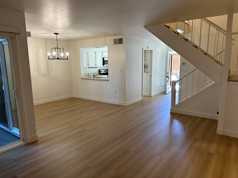 Building Photo - 533 Garden Creek Pl