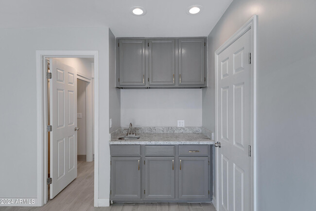 Building Photo - 607 E Encanto Dr
