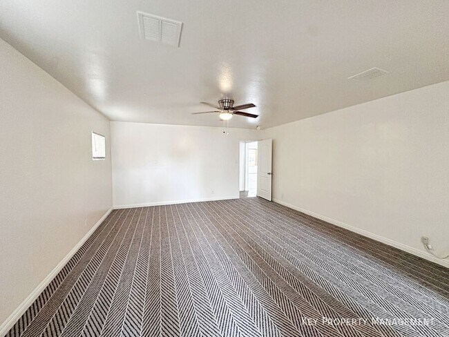 Building Photo - 812 Bracken Ave