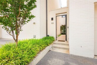 Building Photo - Elegant Townhome with Private Backyard Oasis