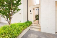 Building Photo - Elegant Townhome with Private Backyard Oasis