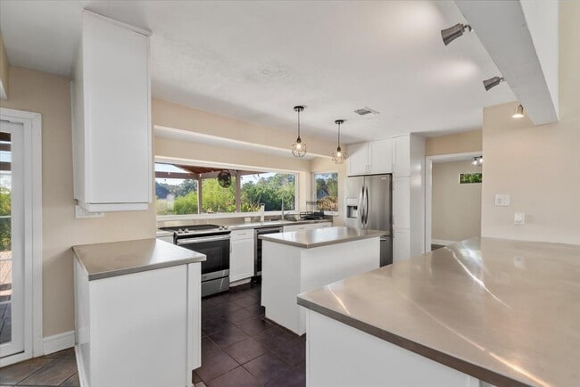 Building Photo - 6003 Long Leaf Dr