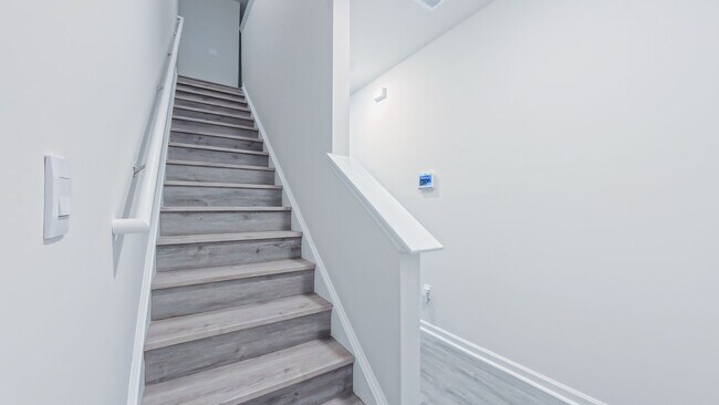 Building Photo - Spacious Townhome!