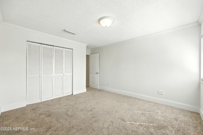 Building Photo - 16 Cove Rd