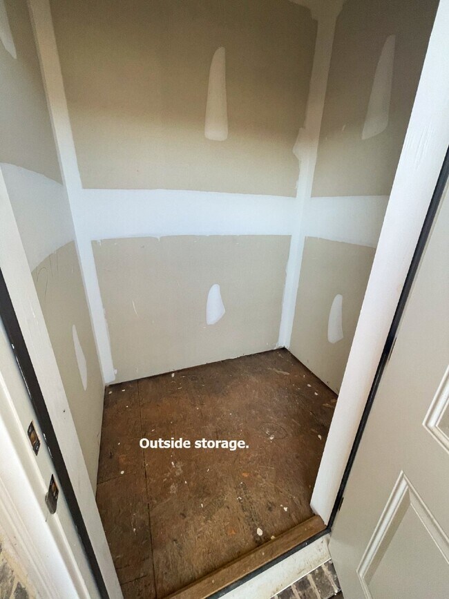 Building Photo - Pet Friendly End Unit Townhome