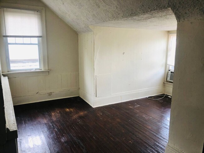 Building Photo - Large House w/ off-street parking & 3 BATHROOMS!