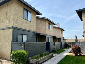 Building Photo - Newly Renovated 2 Bedroom / 1.5 Bathroom T...