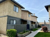 Building Photo - Newly Renovated 2 Bedroom / 1.5 Bathroom T...