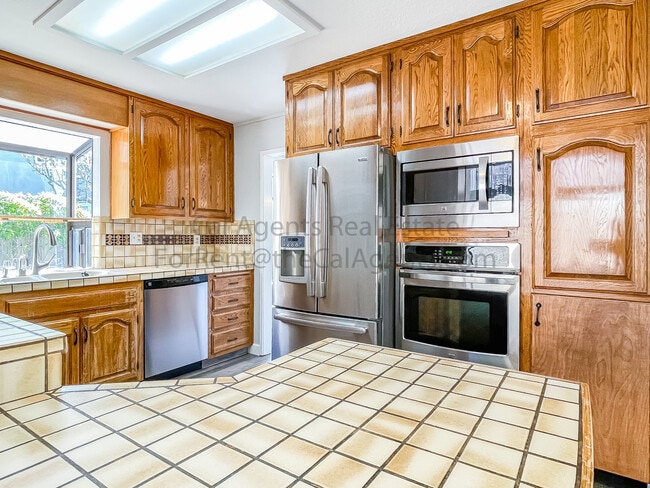 Building Photo - 3600 Siskiyou Ct