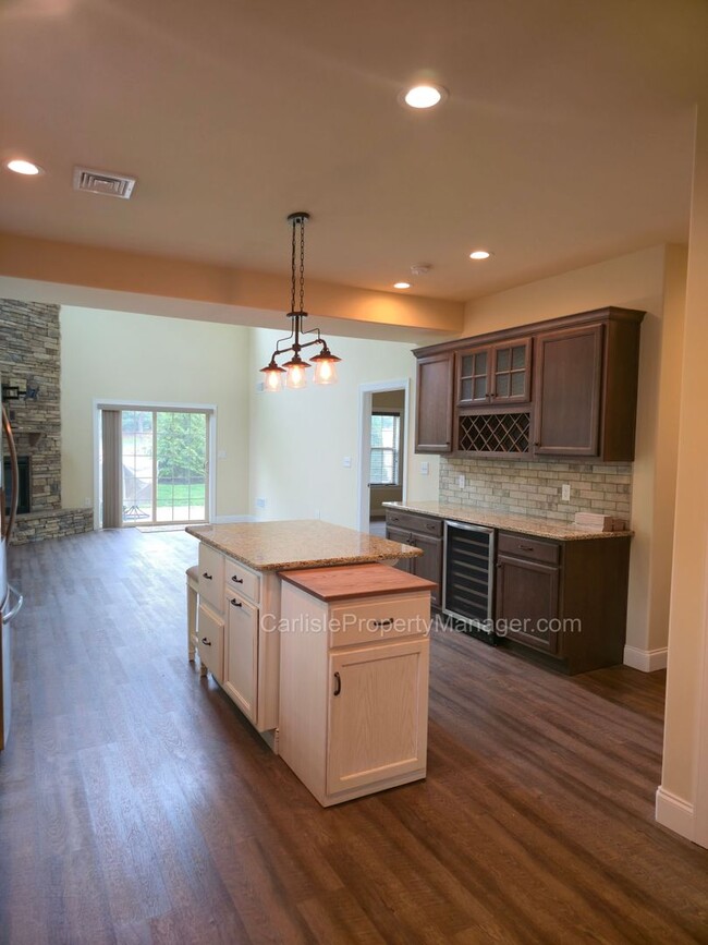 Building Photo - Duplex includes 2 car garage, laundry, pat...