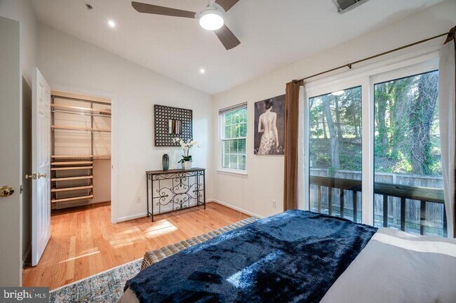 Building Photo - 122 Sanborn Pl