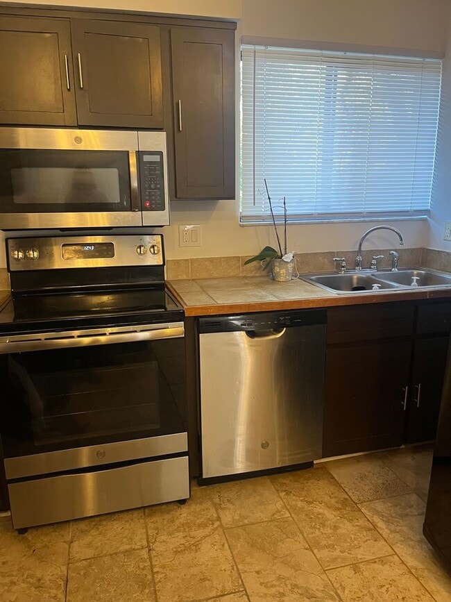 Building Photo - 2bed/2bath Townhome in Quiet Neighborhood