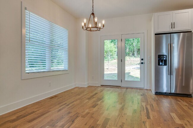 Building Photo - Amazing 3 bed 2.5 w/fenced yard. 10 min fr...