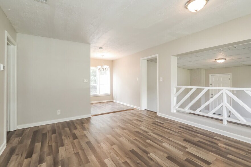 Building Photo - 6511 Burgundy Rd S