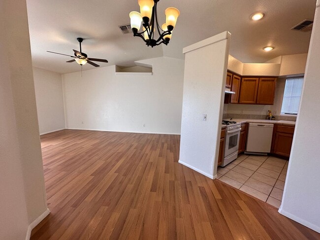 Building Photo - Great 3 Bedroom, 2 Bath Home Centrally located in Kingman!