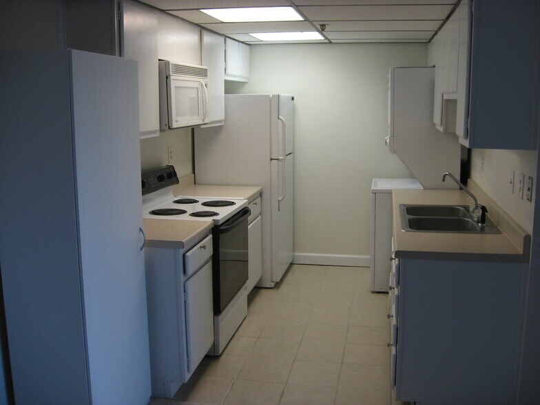 Building Photo - 5911 Edsall Rd., APT #705