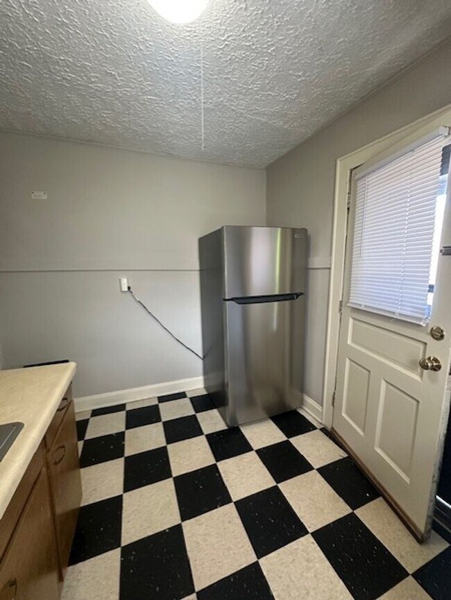 Building Photo - Large Grandview 1 Bedroom.