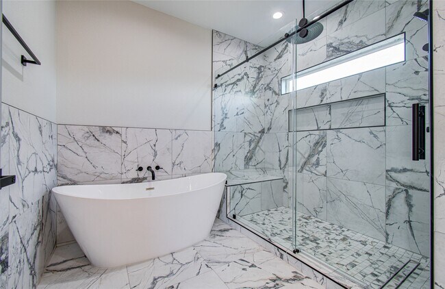 Building Photo - 835 S Victory Dr