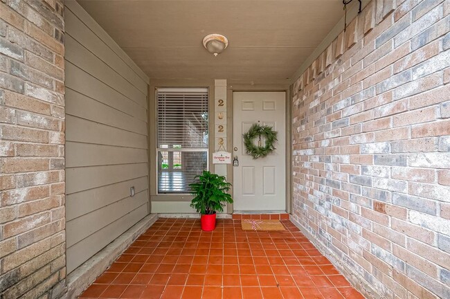 Building Photo - 2022 Highland Hills Dr