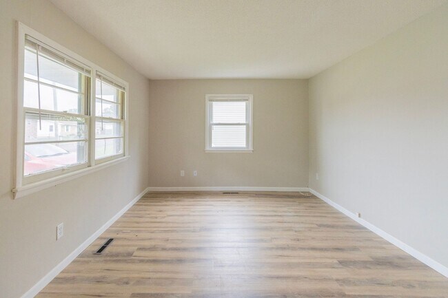 Building Photo - 3711 Weymeyer Dr