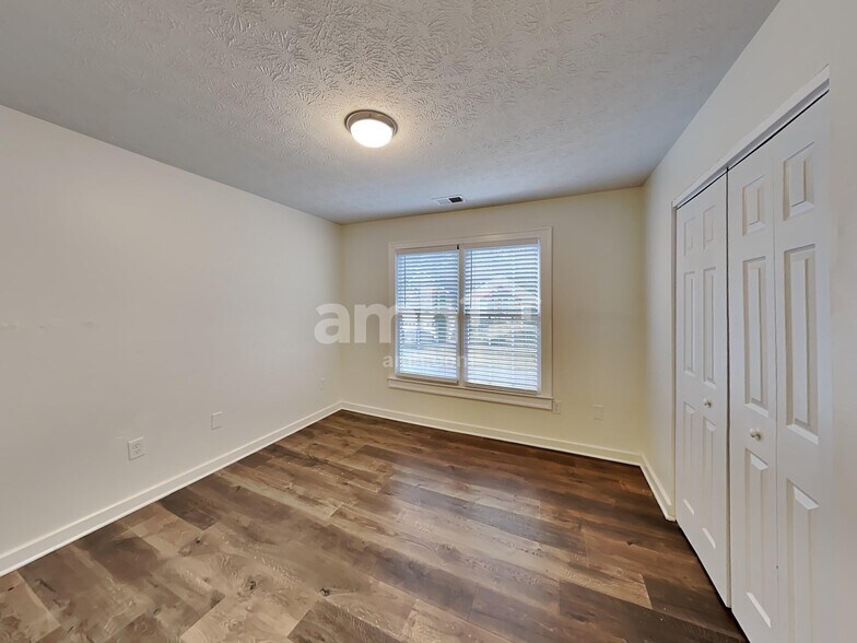 Building Photo - 3075 Kings Dr