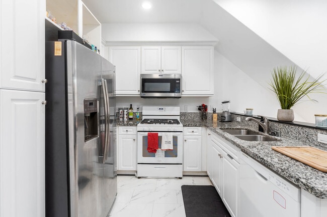 Building Photo - 7225 N Cedar Rd