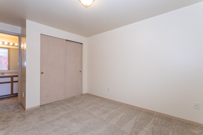 Building Photo - Maple Leaf Plaza